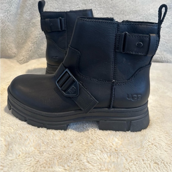 UGG Ashton womens short Boots - Picture 1 of 6